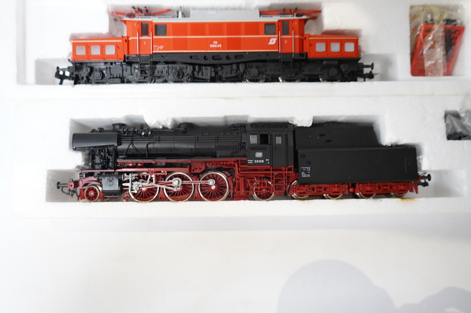 Three boxed RoCo HO gauge railway German locomotives; a DB 2-6-2 tender loco (04120A), a DB articulated pantograph electric loco (04139S), and a OBB Co-Co pantograph electric loco (04169B). Condition - good.